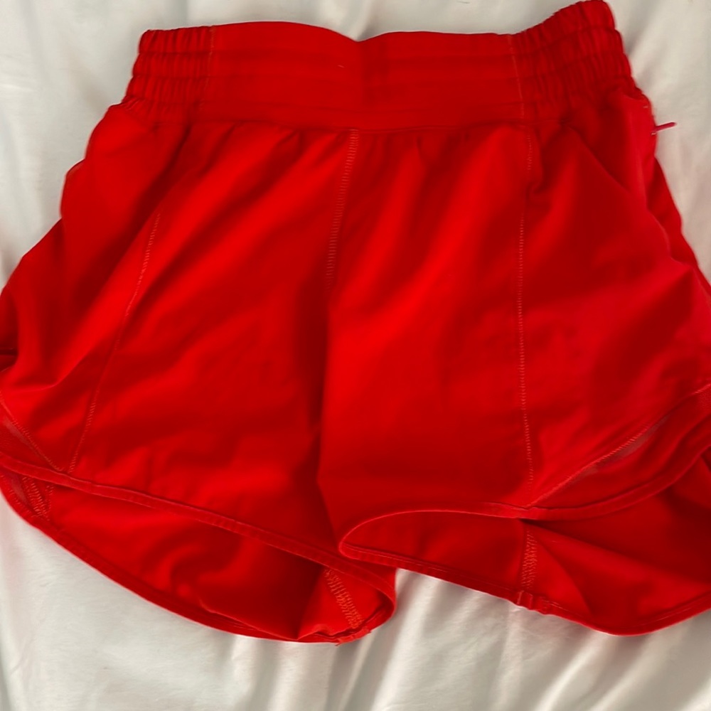 Lululemon hottie hots in color hot heat, mid rise 4”